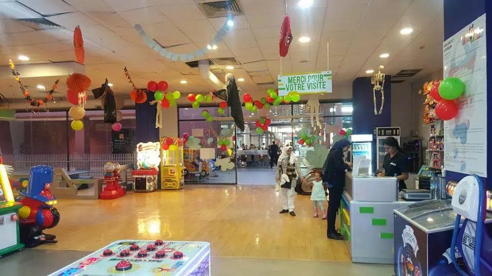 Intérieur d'un centre de jeux pour enfants au Maroc : bornes de jeux, ballons et accueil
